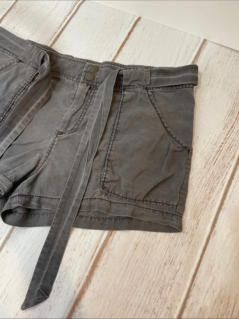 Free People Shorts Casual Tie-Belt Size 8 Charcoal Gray 100% Tencel Distressed